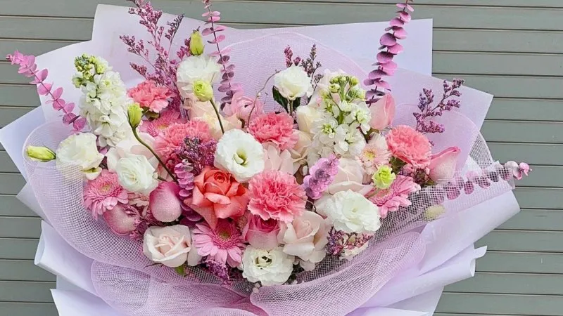 Bó hoa hồng đỏ và cúc họa mi trắng rực rỡ