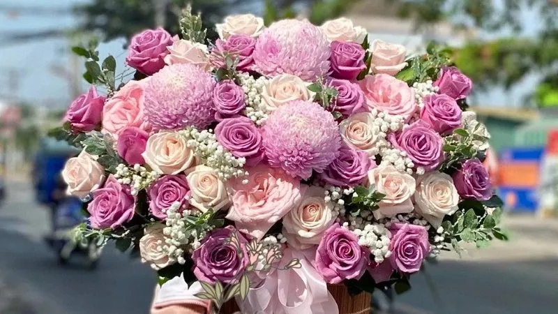 Lẵng hoa hồng, cẩm tú cầu và hoa đồng tiền hồng