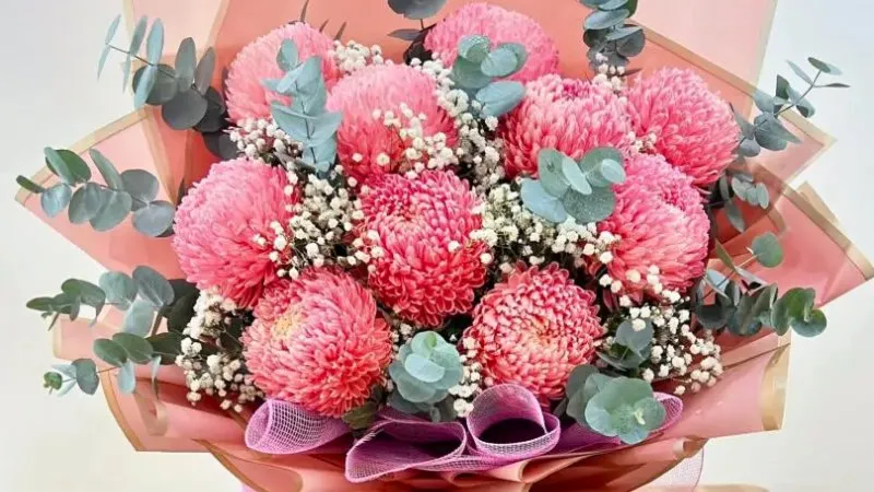 Lẵng hoa cúc vàng, hoa hồng đỏ và hoa cẩm tú cầu xanh