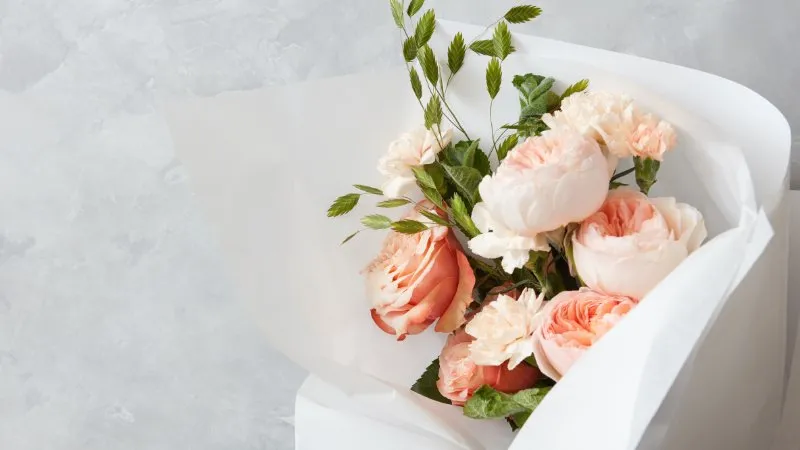 Hộp hoa hồng đỏ rực rỡ và sang trọng