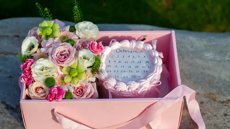 Giỏ hoa hồng phấn và hoa cẩm tú cầu xanh pastel