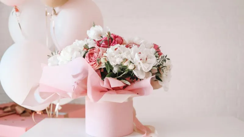 Bó hoa hồng đỏ và hoa cúc trắng tinh khôi chúc mừng sinh nhật