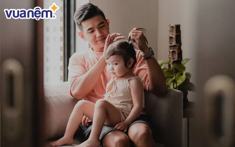 Em bé nhỏ nhắn với vòng hoa đáng yêu