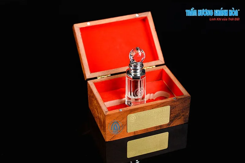 Lọ tinh dầu trầm hương nguyên chất, thư giãn