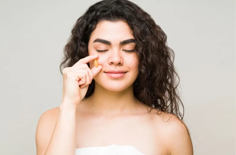 Hộp viên uống bổ sung chứa vitamin và khoáng chất giúp nuôi dưỡng nang tóc, hỗ trợ quá trình tóc mọc nhanh và giảm gãy rụng.