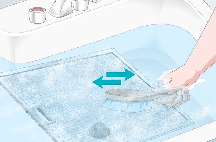 Chà lưới lọc bằng bàn chải mềm, loại bỏ bụi bẩn và dầu mỡ