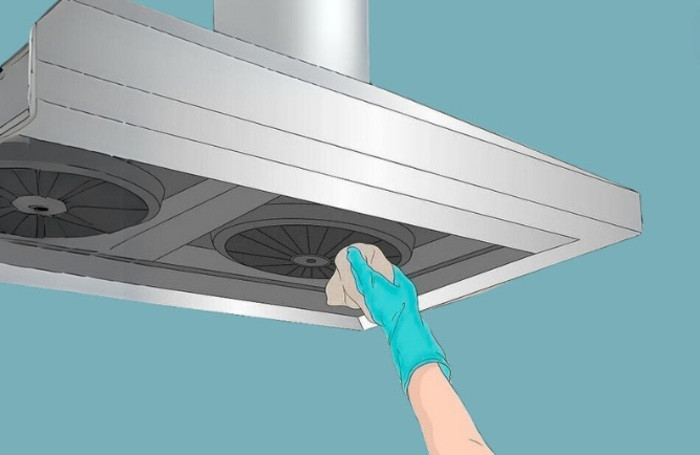 Lau lại cánh quạt bằng khăn sạch và nước ấm rồi để khô ráo