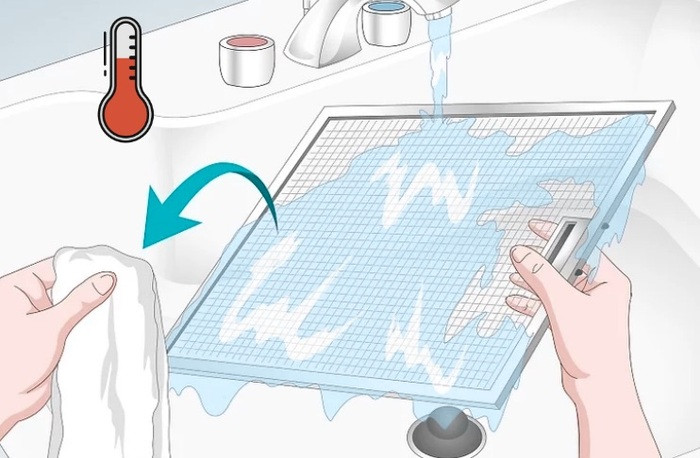 Xả lưới lọc dưới vòi nước ấm để loại bỏ xà phòng