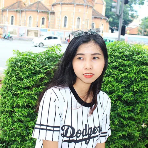 Hoa phượng vĩ nở rộ trong ánh nắng mùa hè, tượng trưng cho vẻ đẹp rực rỡ và sức sống mãnh liệt