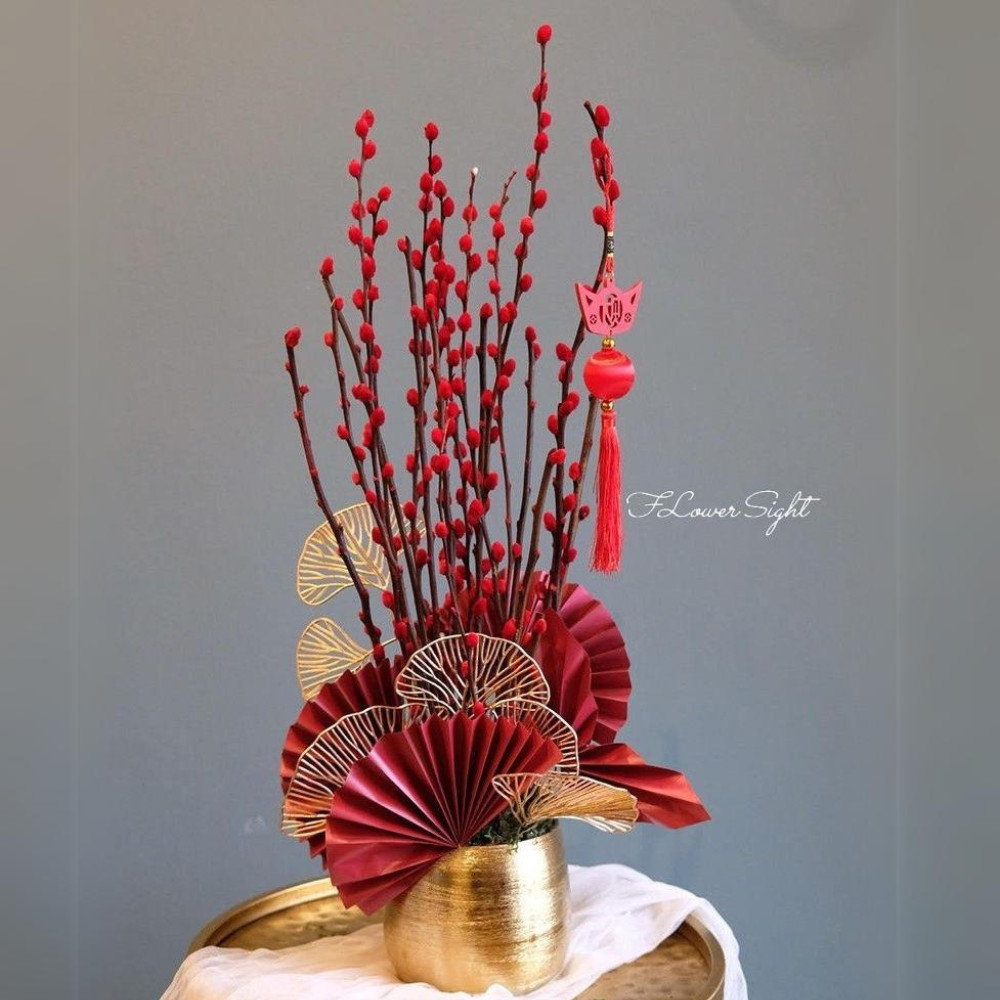 Lẵng hoa trang trí Tết với hoa ly, hoa hồng và các loại hoa lá khác, tạo không khí tươi vui