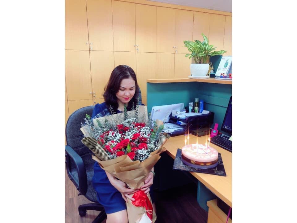 Bánh sinh nhật rau câu đa tầng với lớp phủ kem và trái cây