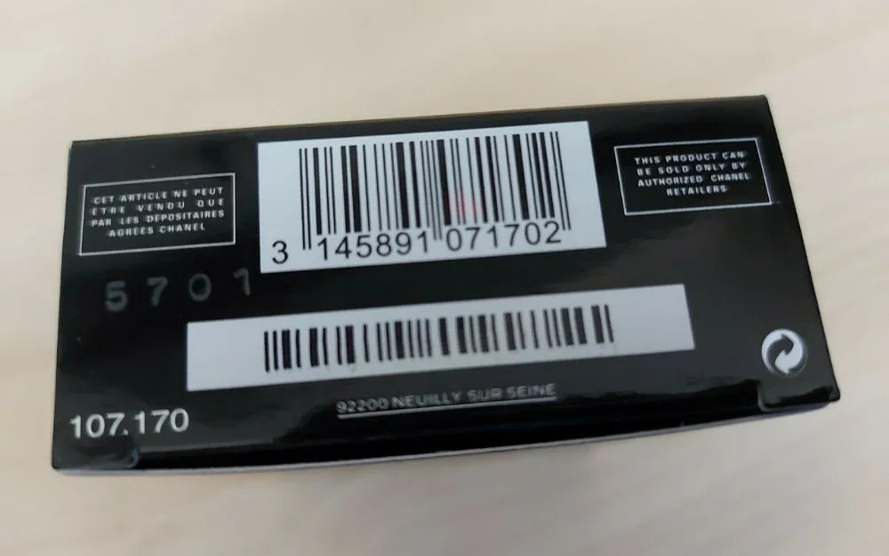 Hình ảnh cận cảnh một chai nước hoa với mã vạch rõ nét trên bao bì