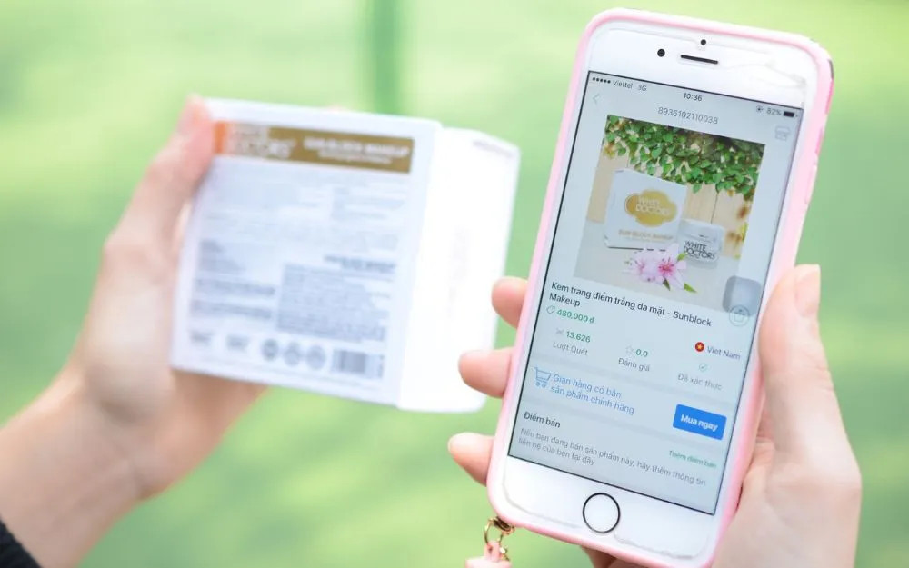 Ứng dụng iCheck đang quét mã vạch trên hộp nước hoa, hiển thị thông tin sản phẩm trên màn hình điện thoại