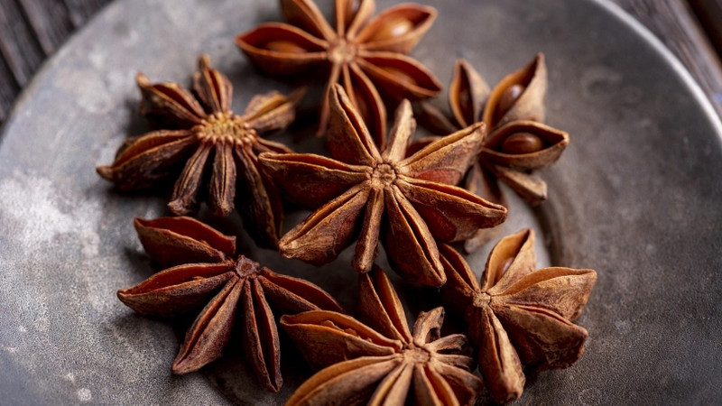 Tinh dầu hoa hồi được sử dụng trong các bài thuốc dân gian trị ho và nấm da