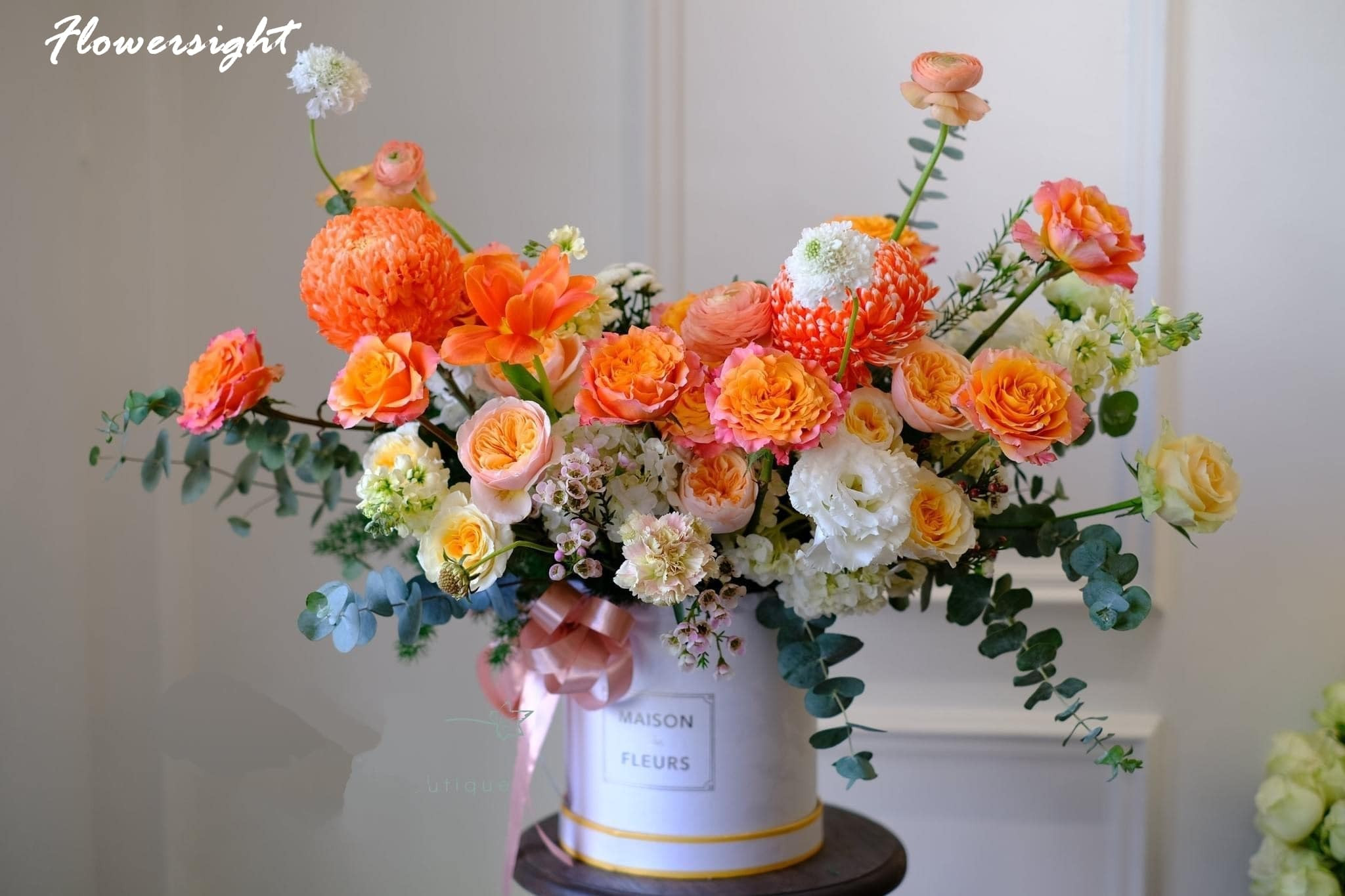 Lẵng hoa hồng đỏ tươi thắm, thể hiện tình cảm nồng nàn, phù hợp cho dịp khai trương