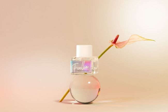 Chai nước hoa nhỏ gọn dành cho vùng kín, biểu tượng của sự tự tin và chăm sóc cá nhân