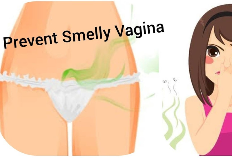 Một người phụ nữ đang cẩn thận xịt nước hoa lên quần lót, thể hiện cách dùng đúng đắn