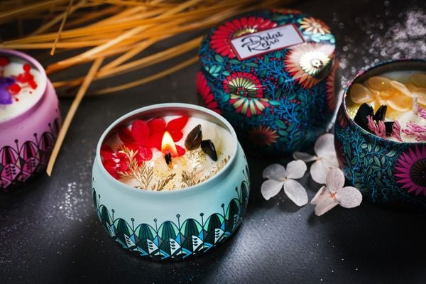 Nến thơm hương hoa Freesia trong hộp thiếc họa tiết cổ điển