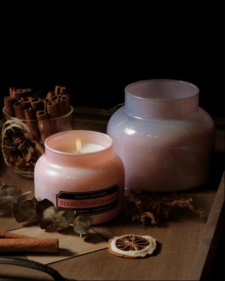 Hũ nến thơm được đốt bằng bật lửa với ngọn lửa nhỏ, ổn định