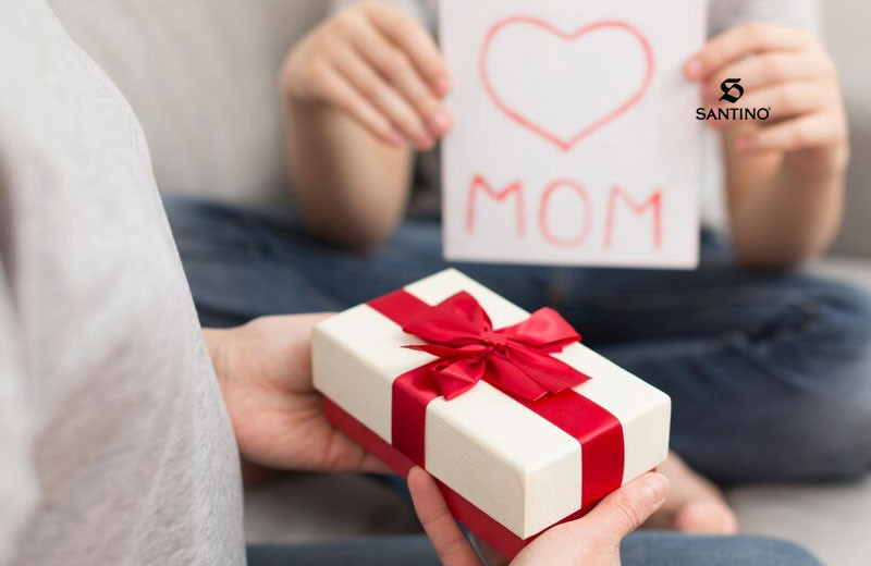 Người con trai tặng hoa và quà cho mẹ trong ngày sinh nhật