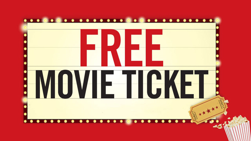 Hai vé xem phim đặt trên đĩa bỏng ngô và ly nước ngọt