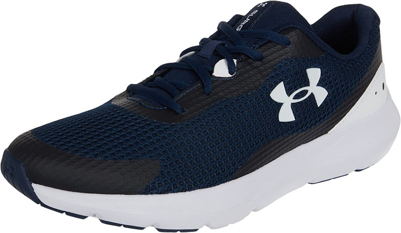 Đôi giày thể thao màu trắng năng động đặt trên sàn gỗ