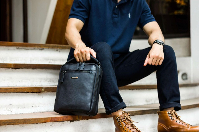 Cặp da công sở màu nâu và ba lô màu đen đặt cạnh nhau