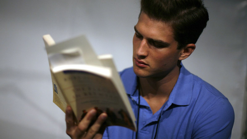 Cuốn sách bìa cứng màu sắc hấp dẫn đặt trên mặt gỗ