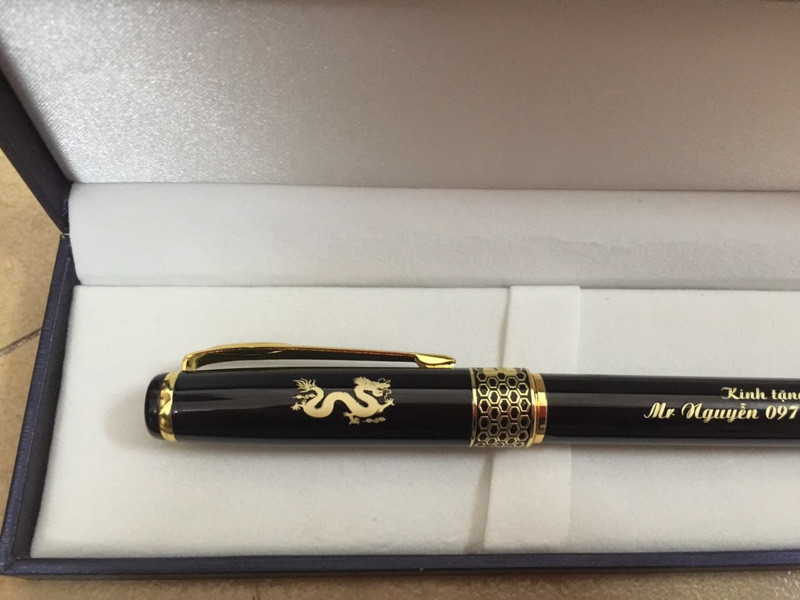 Bút ký kim loại màu bạc sáng bóng khắc tên tinh xảo