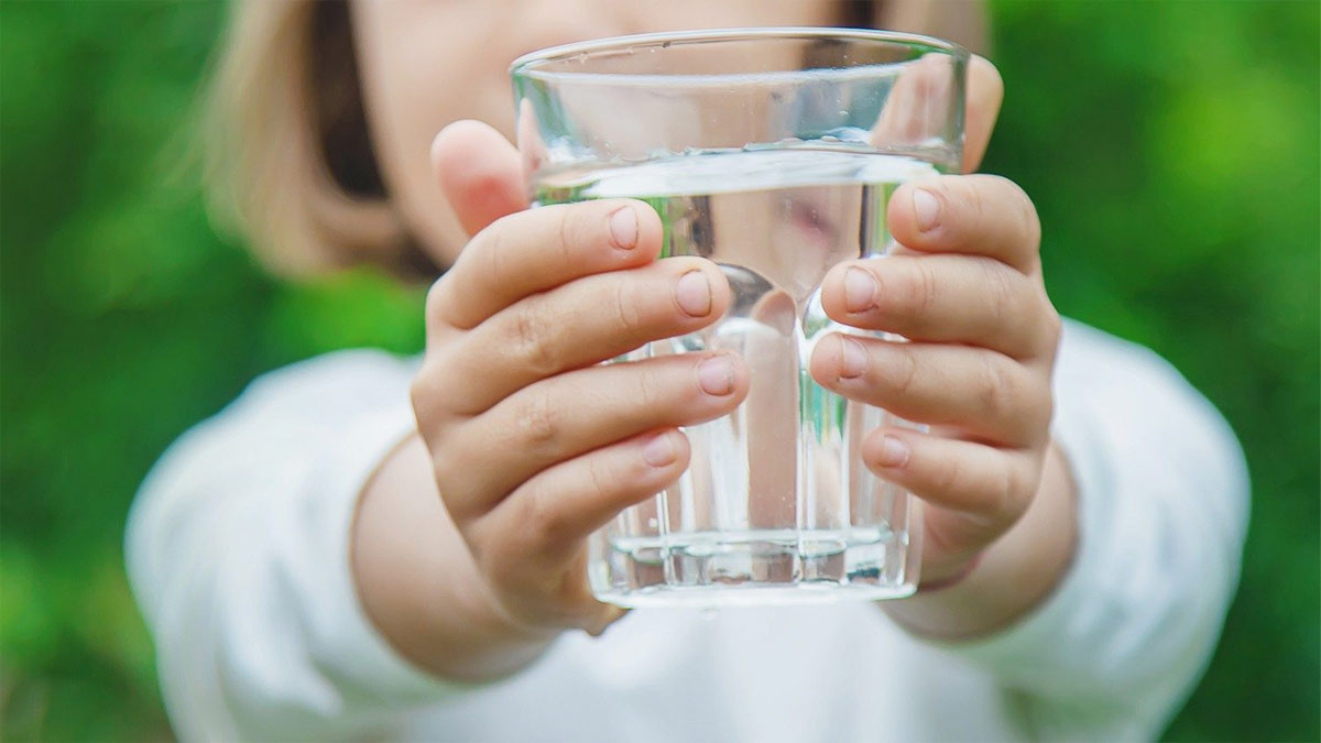 So sánh trọng lượng 1 lít nước với các vật phẩm khác