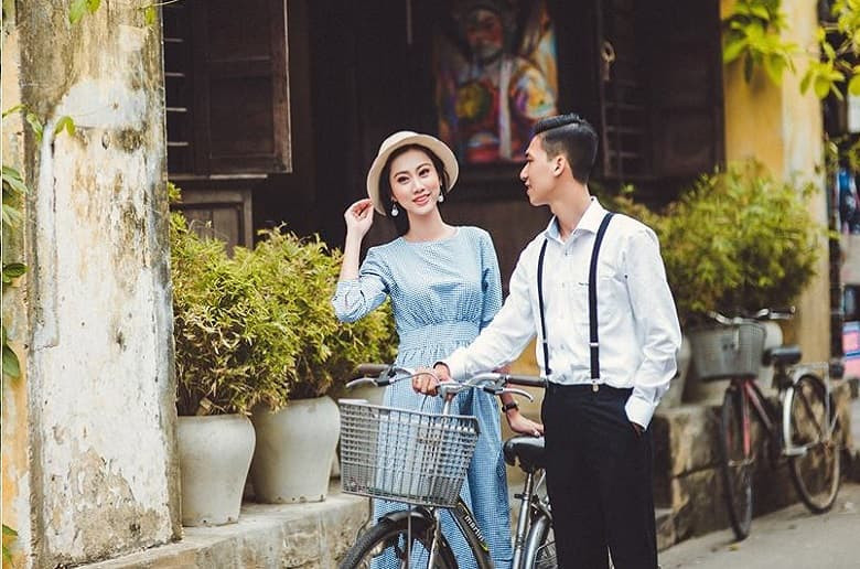 Hình ảnh minh họa nam nữ tuổi Ất Hợi 1995 với các thông tin về mệnh và màu sắc phù hợp