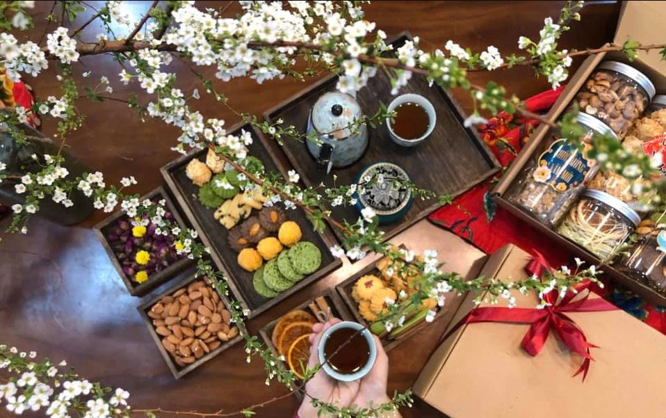 Cành Tuyết Mai trắng muốt với nhiều nụ và hoa tượng trưng cho sự may mắn và tài lộc