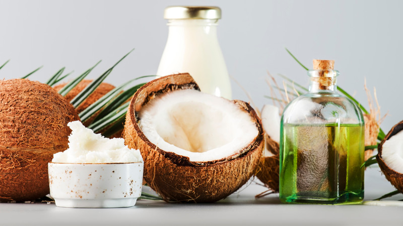 Cô gái đang nhẹ nhàng chuốt dầu dừa lên hàng mi của mình