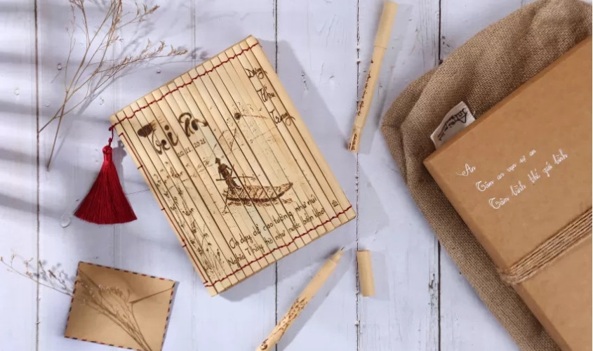 Sổ và bút là một món quà thiết thực để tặng thầy cô giáo