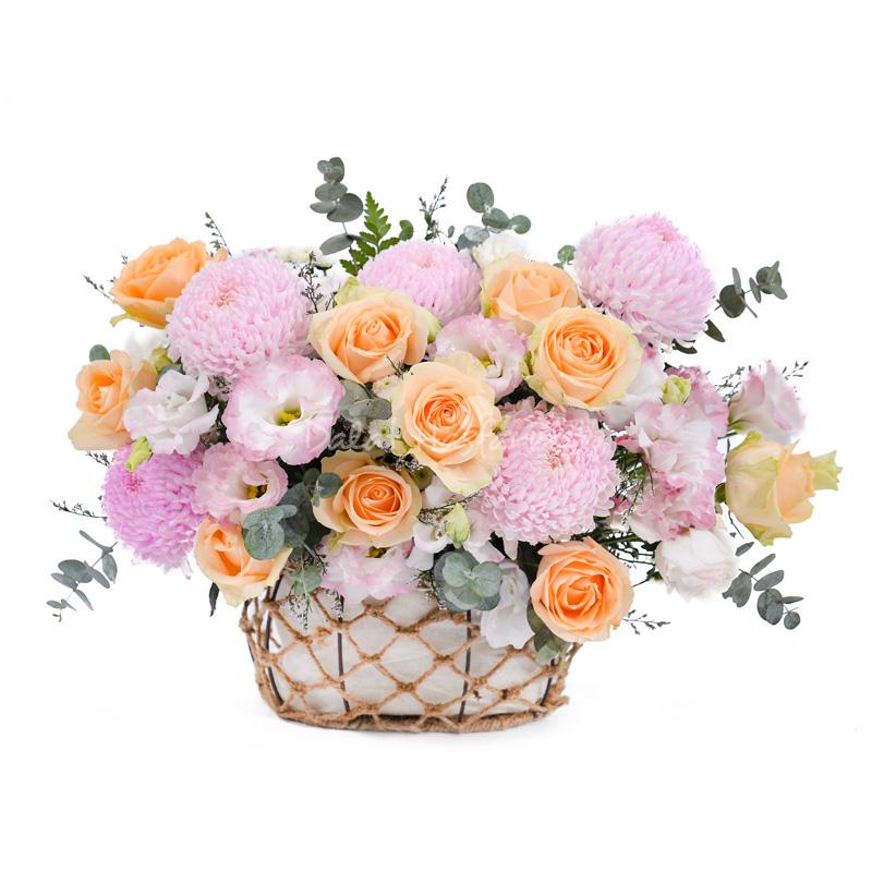 Binh hoa cat tuong (lisianthus) mau tim va trang cam don gian ma dep