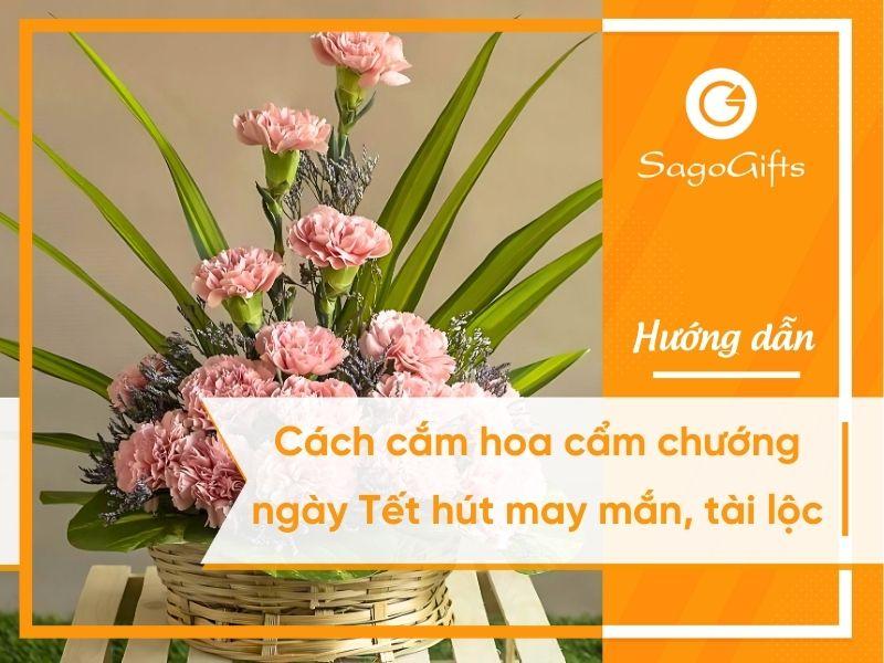 Một bình hoa phăng tím đẹp mắt được cắm trên bàn, làm điểm nhấn trang trí cho không gian