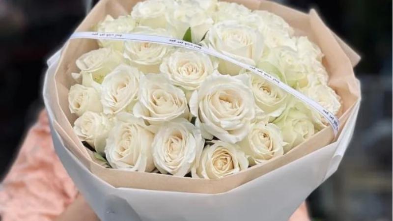 Bo hoa mau tim mix nhieu loai the hien su tinh te va quy phai