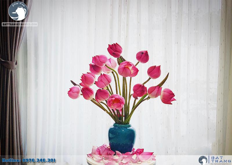 Cắm hoa sen đẹp trong bình gốm sứ