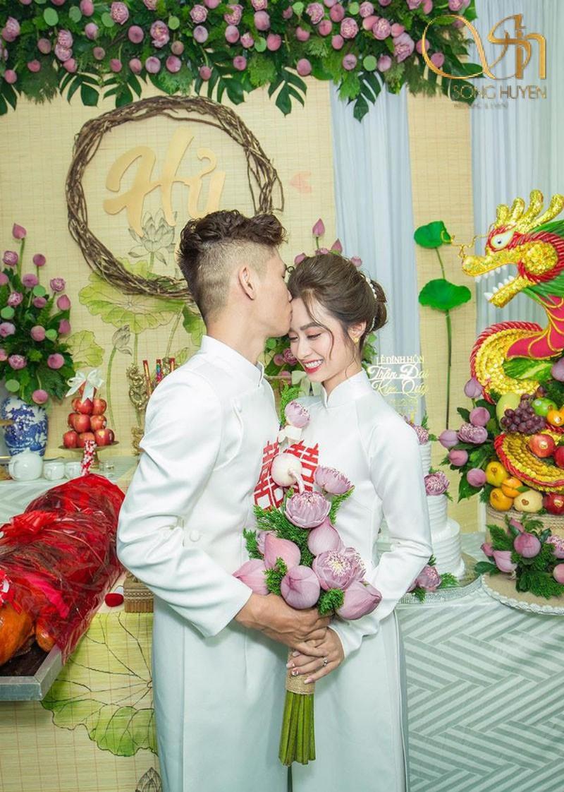 Hoa cưới cầm tay hoa sen trắng nhã