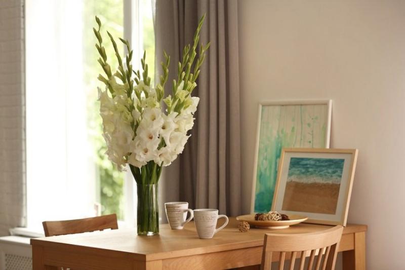 Bình hoa được cắm theo kiểu phương Tây với nhiều loại hoa màu sắc rực rỡ và đầy đặn