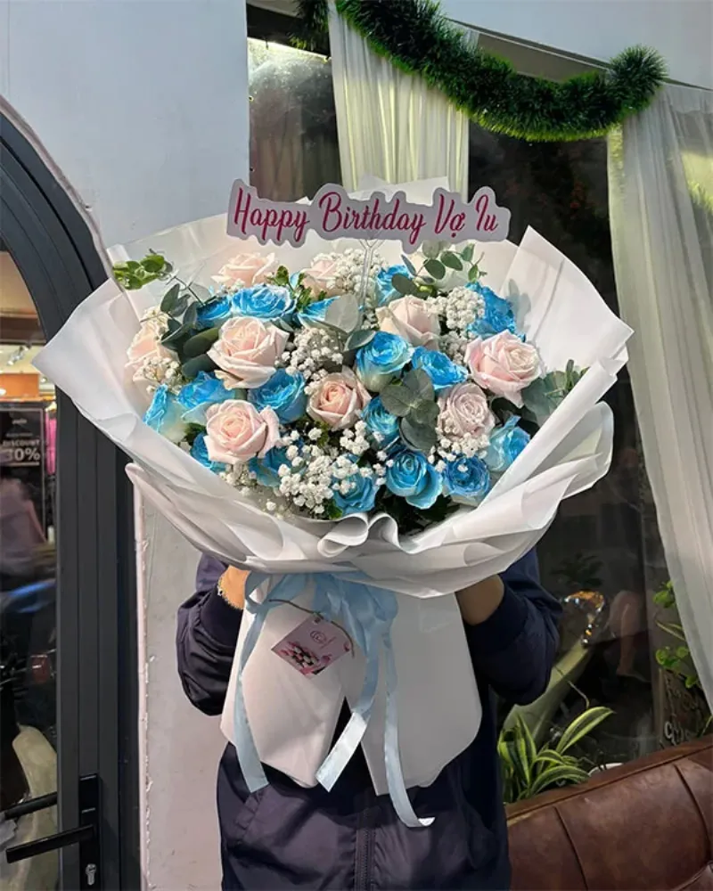 Hình ảnh thiệp hoa chúc mừng sinh nhật được đặt cạnh một bó hoa tươi đẹp