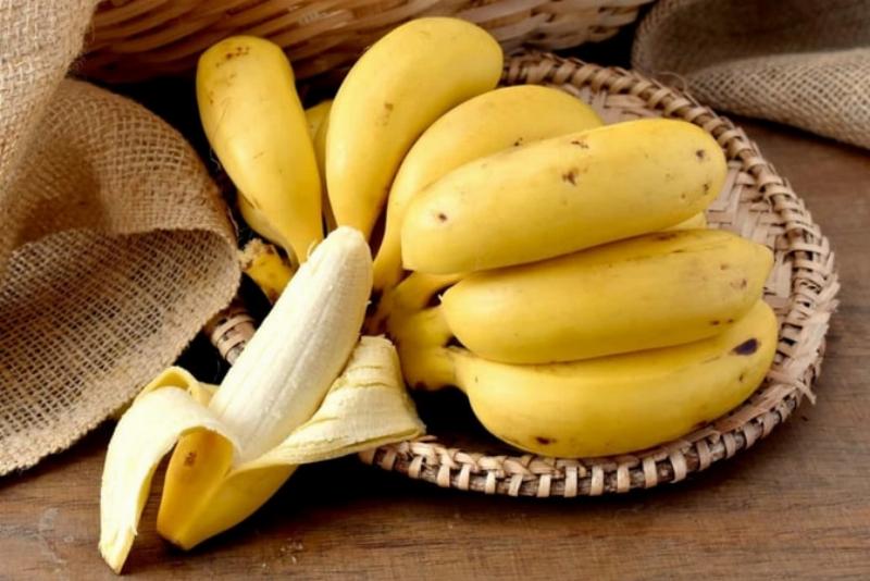Cách bọc cuống chuối chín bằng màng bọc thực phẩm để giữ tươi lâu hơn và làm chậm quá trình chín