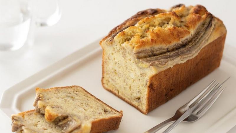 Một ổ bánh mì chuối (banana bread) thơm ngon vừa ra lò, được làm từ chuối chín quá, đặt trên đĩa