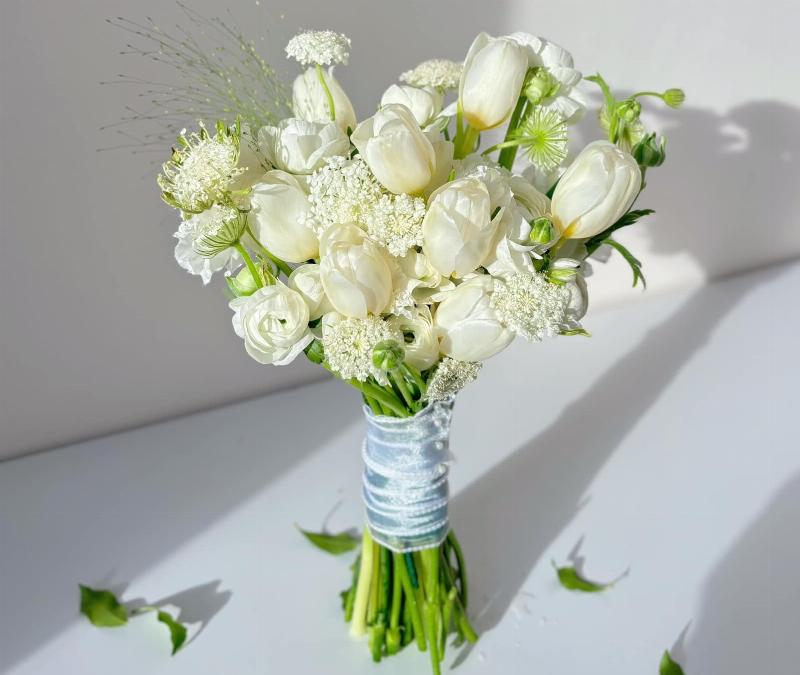 Ý nghĩa tượng trưng của hoa tử đằng màu trắng, sự thuần khiết và khởi đầu mới
