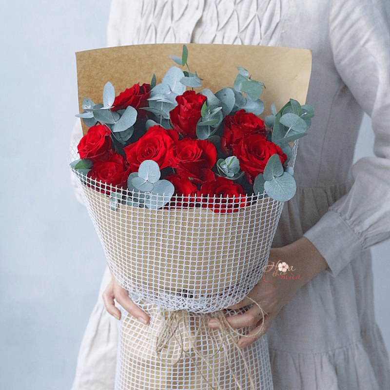 Một bó hoa hồng lớn màu đỏ thắm được gói tinh tế, tượng trưng cho tình yêu nồng cháy và giá trị xứng đáng với 100 đô la