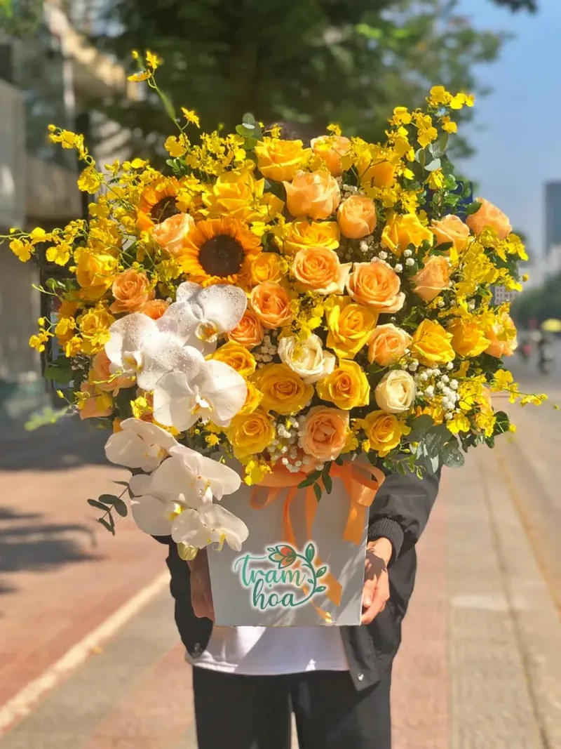 Bó hoa tươi tắn dành tặng sinh nhật người mệnh Kim, kết hợp màu trắng và vàng mang lại may mắn và thịnh vượng