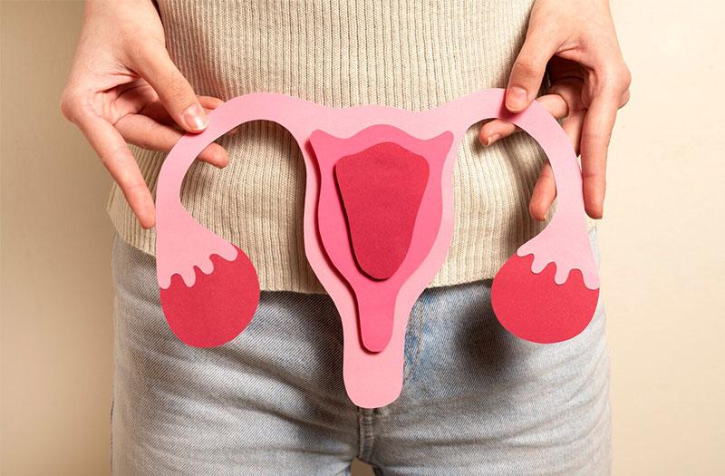 Một người phụ nữ nhẹ nhàng cắt tỉa thân hoa dưới vòi nước chảy, minh họa kỹ thuật chăm sóc hoa đúng cách để kéo dài tuổi thọ và giữ trọn giá trị của 100 đô la bạn đã chi ra