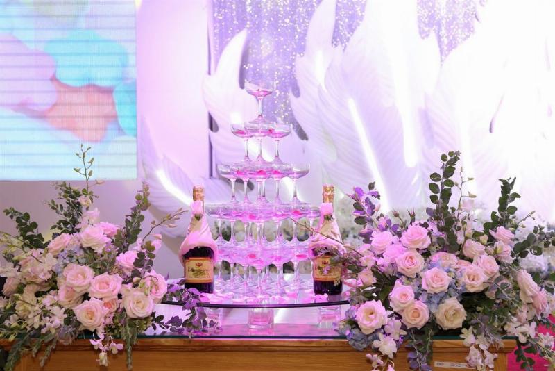 Cặp đôi hạnh phúc nắm tay nhau, tượng trưng cho việc chọn bạn đời phù hợp và bền vững