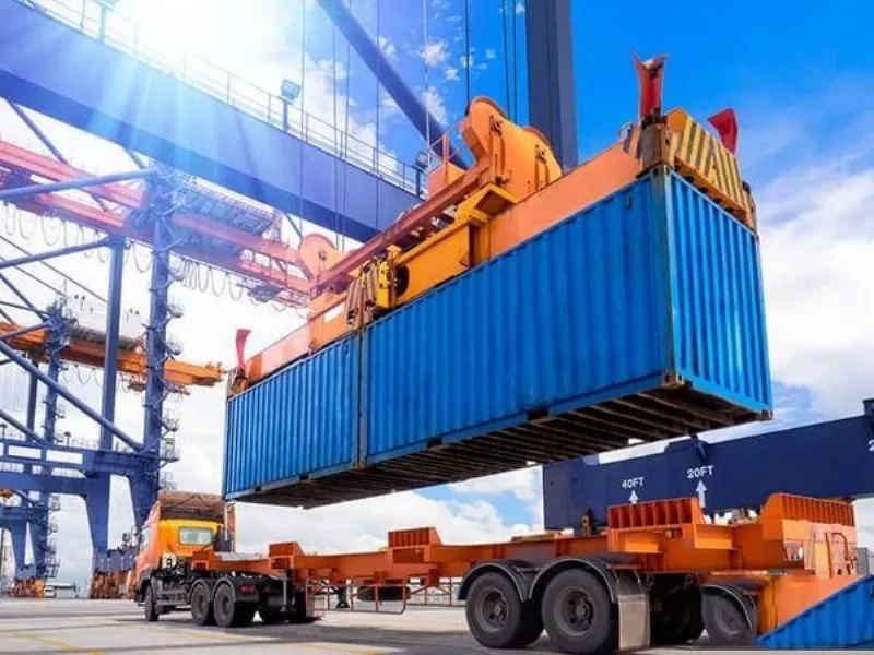 Những thùng hoa tươi được đóng gói cẩn thận tại một trung tâm logistics lớn, sẵn sàng cho việc vận chuyển quốc tế, thể hiện quy trình giao dịch toàn cầu
