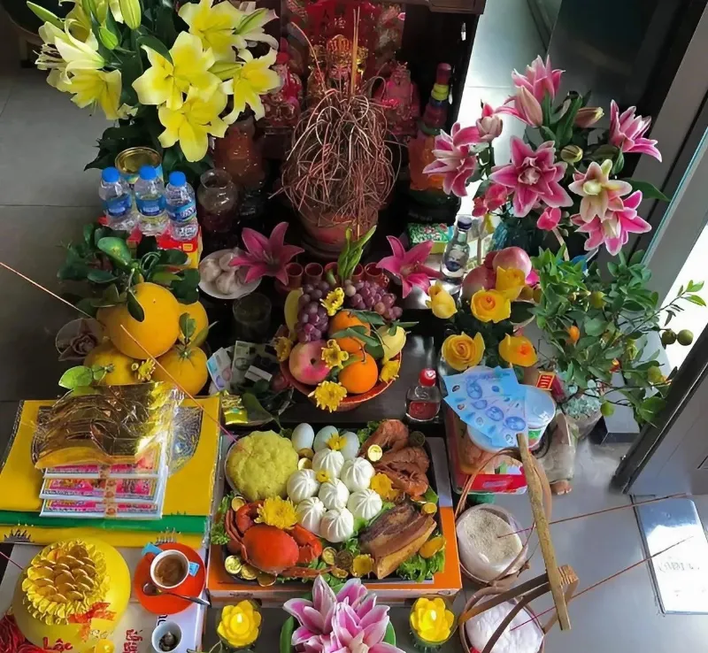 Bình hoa tươi được sử dụng trong nghi lễ cầu an và thu hút may mắn cho người tuổi Thân